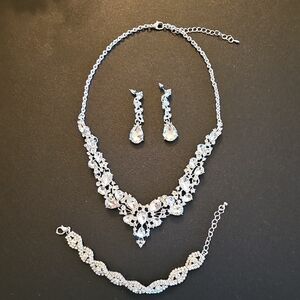 Elegant Silver Jewelry Set for Women